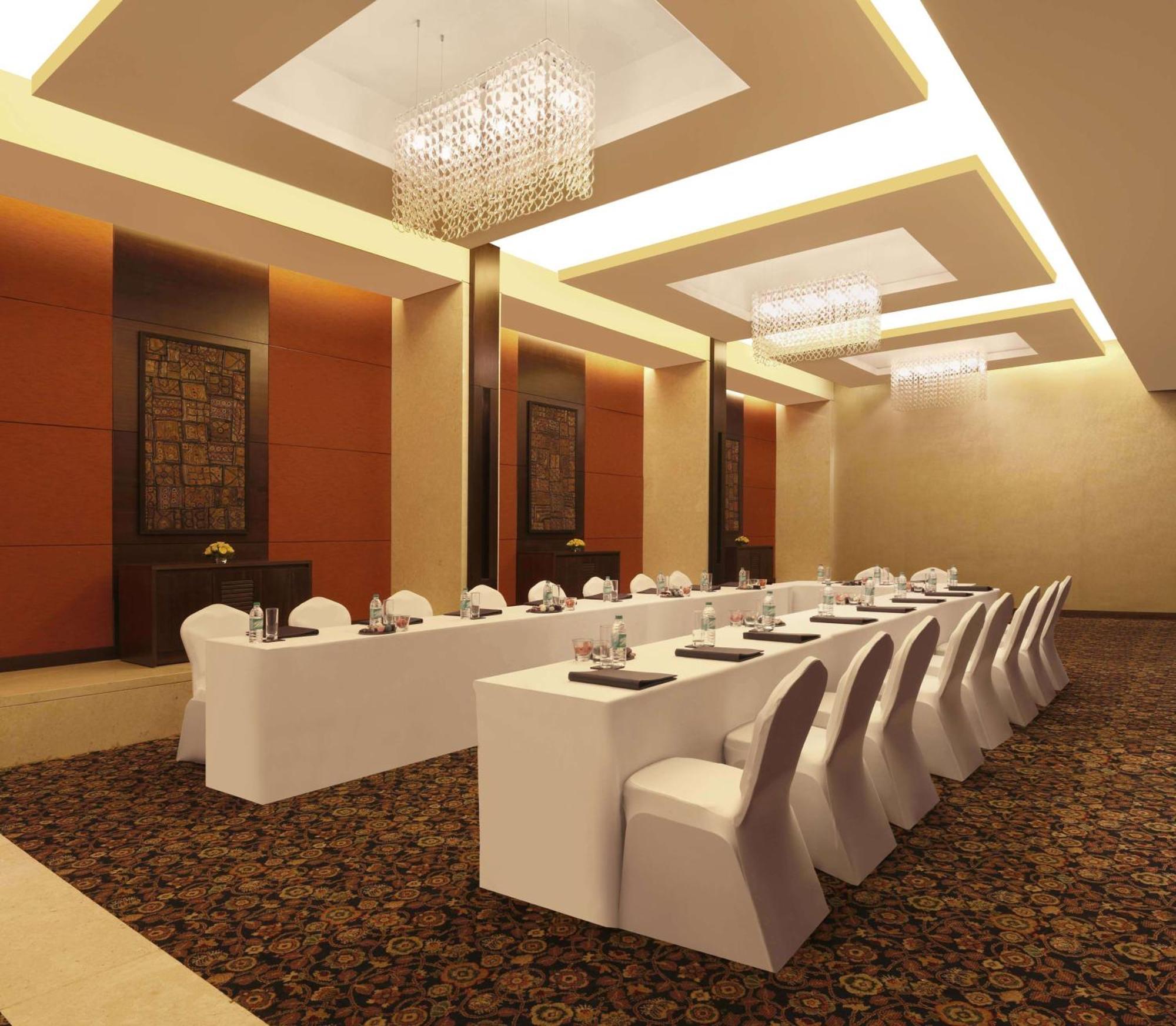 Doubletree By Hilton-Pune Chinchwad Hotel Exterior photo